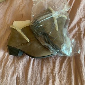 NWT me too boots size 8.5